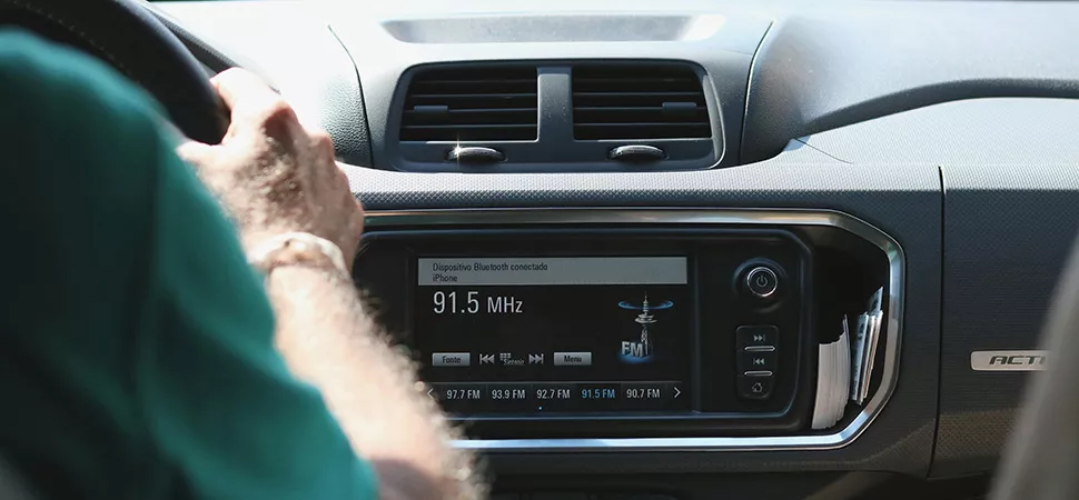 Blick in ein Auto Cockpit mit Fokus aufs Autoradio