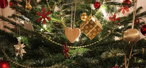 Weihnachtsbaum der gerade geschmückt wurden.