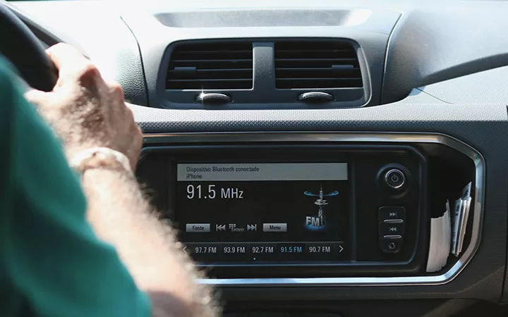 Blick in ein Auto Cockpit mit Fokus aufs Autoradio